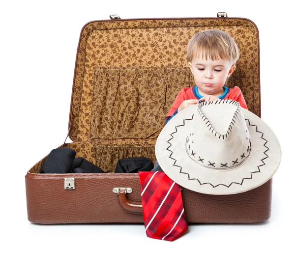 Ein lustiger Junge mit Sombrero ist im Koffer — Stockfoto