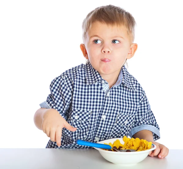 A fiú egy tálból eszik gabona — Stock Fotó