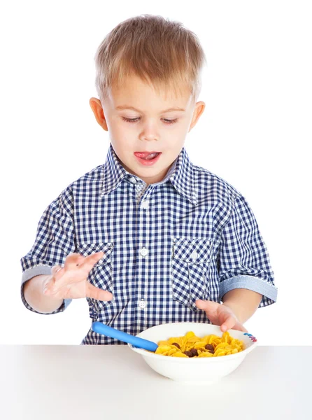 Хлопчик їсть зерна з миски — стокове фото