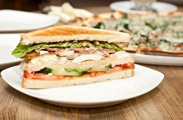 Une assiette avec le sandwich — Photo
