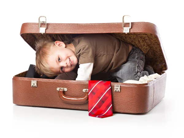 Un ragazzo divertente in una valigia — Foto Stock