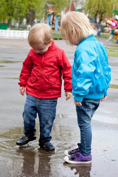 女の子と男の子は通りを歩いています。 — ストック写真