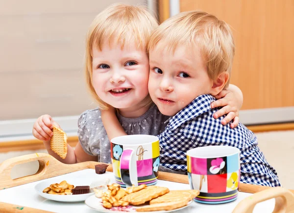 Crianças bonitas estão comendo sobremesa — Fotografia de Stock