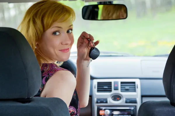 Mladá usměvavá žena s klíči od auta — Stock fotografie