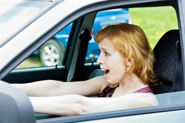 Una mujer asustada al volante — Foto de Stock
