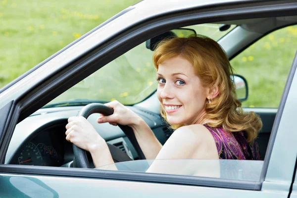 Roztomilá žena za volantem — Stock fotografie