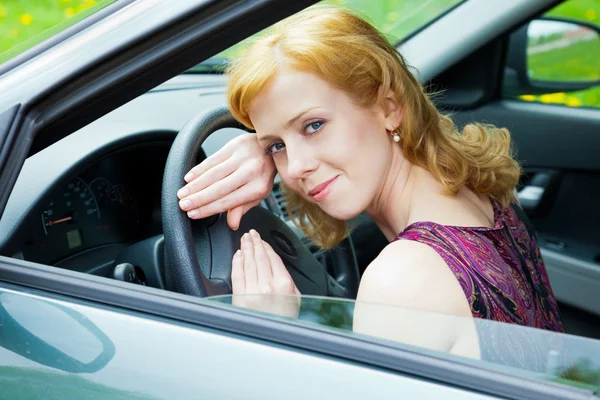 Kobieta za kierownicą — Zdjęcie stockowe