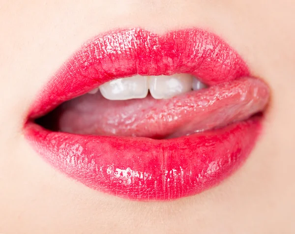 Vrouw likt haar lippen. — Stockfoto