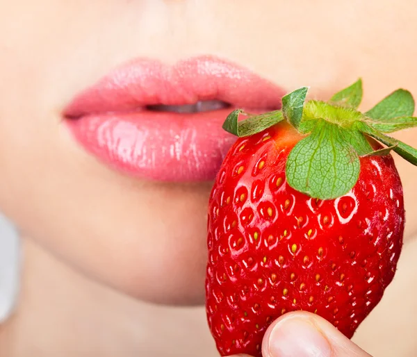 Usta kobiety z czerwona truskawka pokryta cukrem — Zdjęcie stockowe