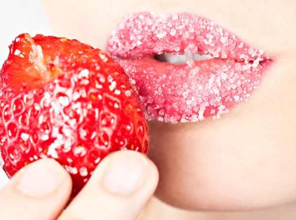 Frauenmund mit roter Erdbeere überzogen mit Zucker — Stockfoto