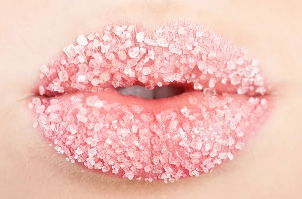Czerwone usta kobiety sypały się z cukrem — Zdjęcie stockowe