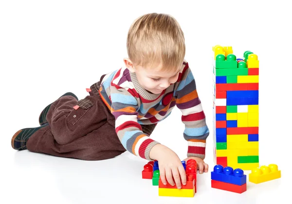 面白い少年はレゴで遊んでいます。 — ストック写真