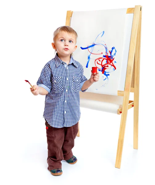Ein Junge zeichnet an einer Tafel. isoliert auf weißem Hintergrund — Stockfoto
