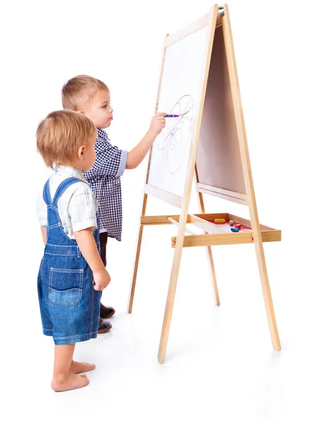 Jongens aan het tekenen bent op een schoolbord — Stockfoto