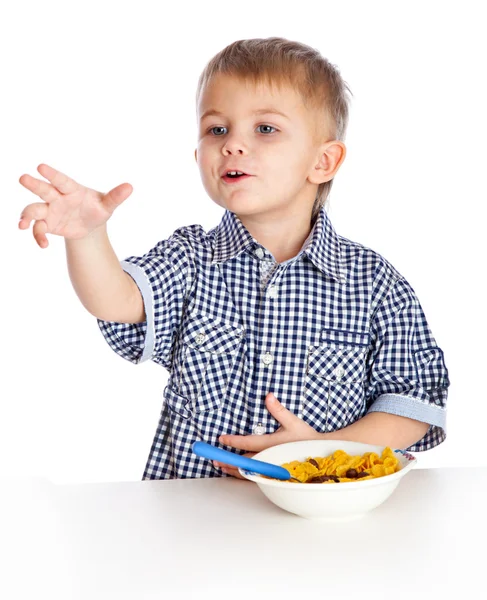 Bir oğlan bir kase mısır gevreği yiyor — Stok fotoğraf