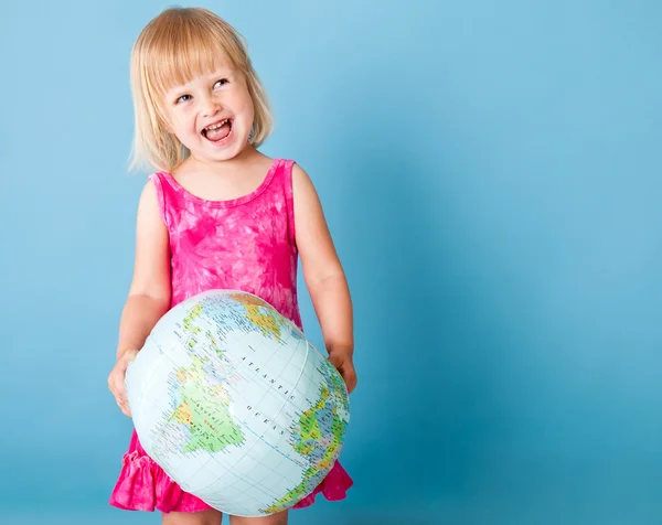 Маленькая девочка с глобусом — стоковое фото
