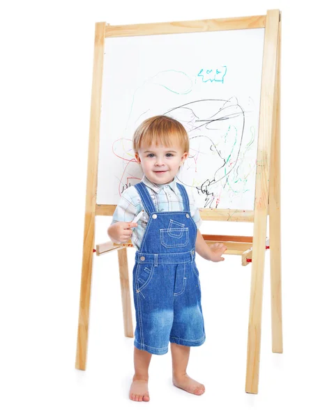 Bir çocuk bir tahtaya çiziyor. Beyaz bir arka plan üzerinde izole Stok Fotoğraf
