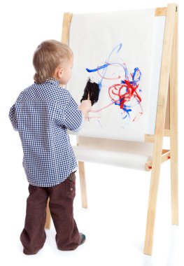 bir çocuk bir tahtaya çiziyor. Beyaz bir arka plan üzerinde izole