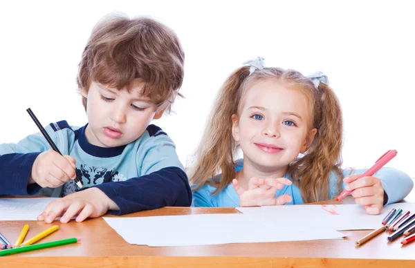 Девочка и мальчик рисуют — стоковое фото