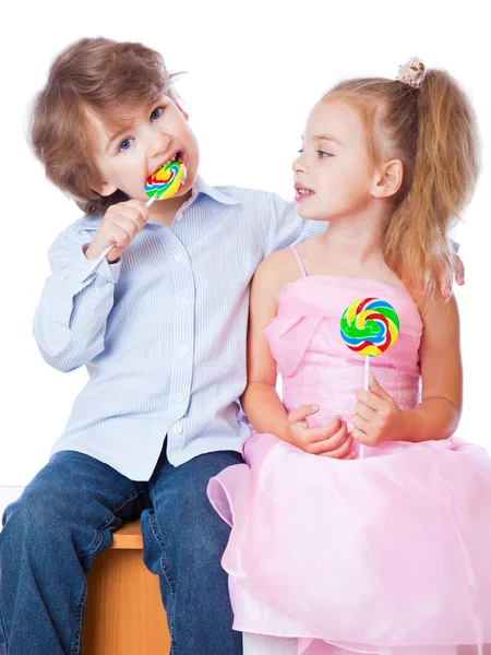 Ragazzo e ragazza con lecca-lecca — Foto Stock