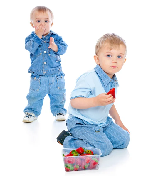 Zwei Brüder mit Erdbeere — Stockfoto