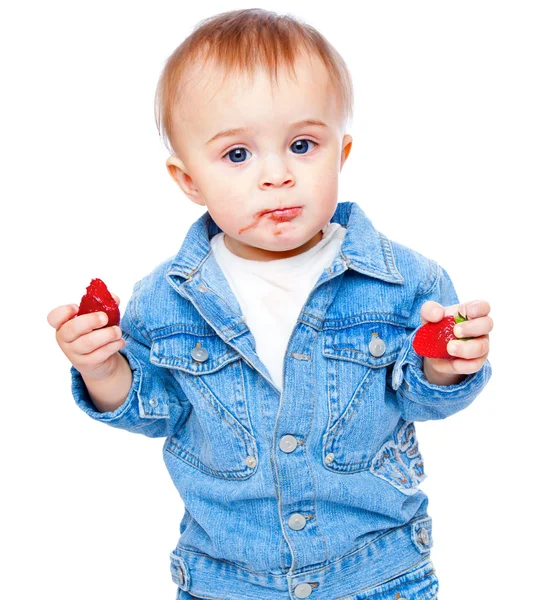 Junge mit Erdbeere — Stockfoto