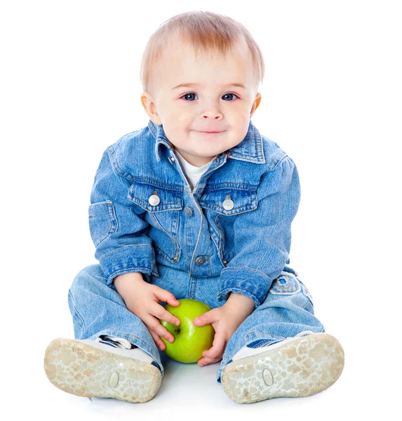 Barnet med grönt äpple — Stockfoto
