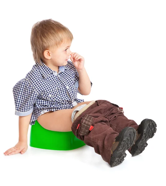 Een jongen zittend op de pot — Stockfoto