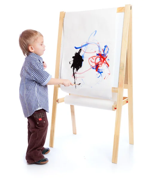Ένα αγόρι πλησιάζει σε έναν πίνακα. απομονωθεί σε λευκό φόντο — Φωτογραφία Αρχείου