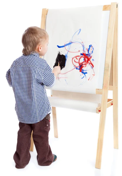 一个男孩正在黑板上画画。在白色背景上孤立 — 图库照片