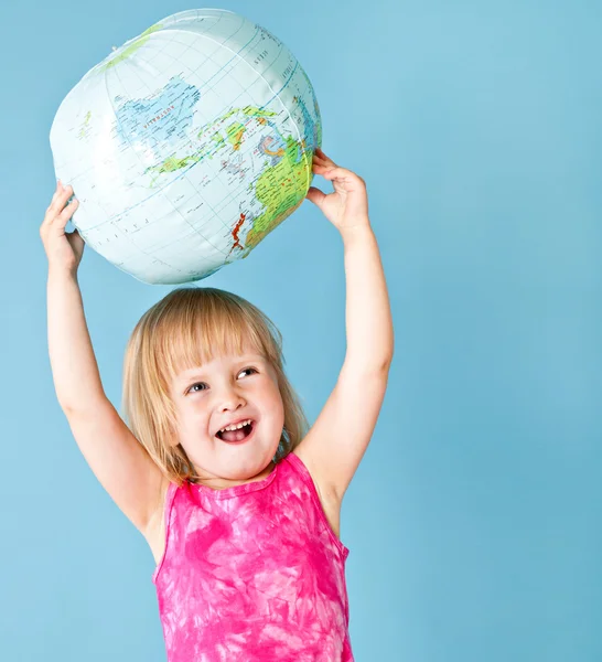 Dziewczynka z globusem — Zdjęcie stockowe
