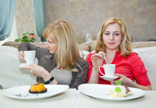 两名年轻妇女在咖啡馆 — 图库照片