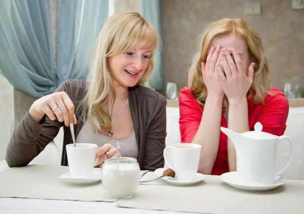Deux jeunes femmes au café — Photo