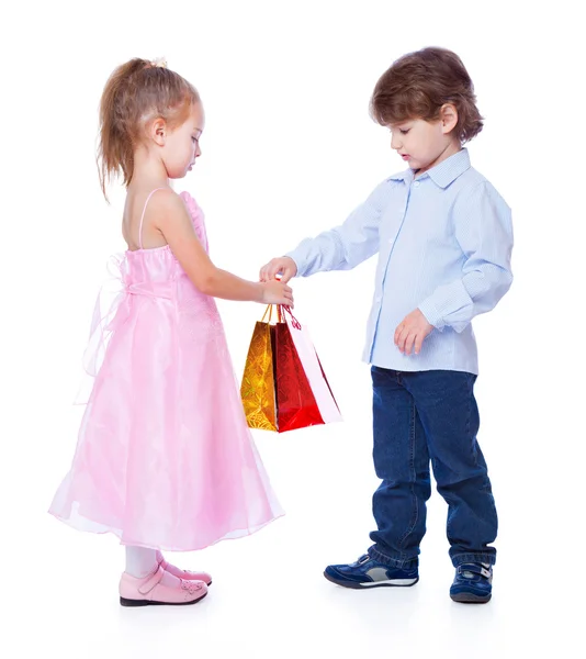 Um rapaz está a dar o presente a uma rapariga — Fotografia de Stock