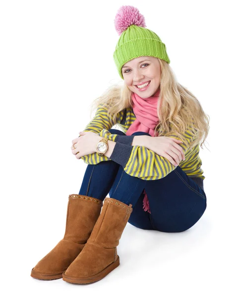 Una hermosa chica con una gorra divertida está sentada en el suelo — Foto de Stock