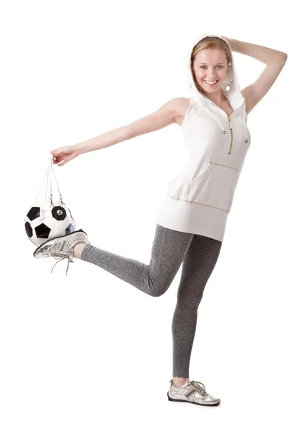 Młoda blond kobieta z torbą w kształcie piłki nożnej — Zdjęcie stockowe