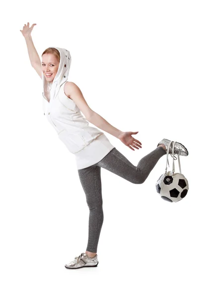 年轻的金发女人提着袋子形状像一个足球球 — 图库照片