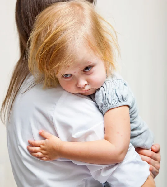 A mother is holding a sick girl. — Stock Photo, Image