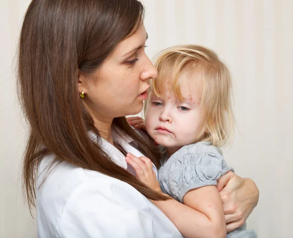 A mother is holding a sick girl. — Stock Photo, Image