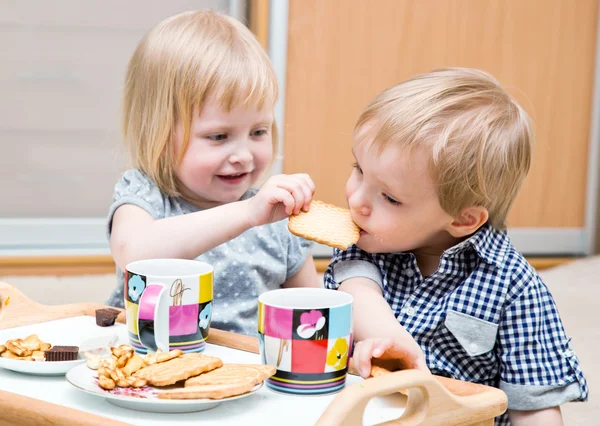 Śmieszne dzieci jedzą deser — Zdjęcie stockowe