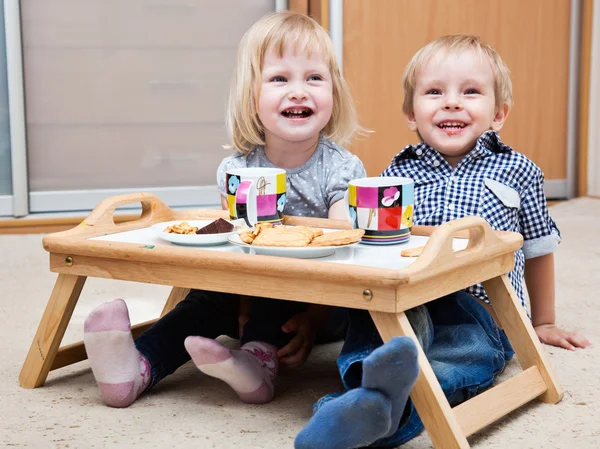 Crianças engraçadas estão comendo sobremesa — Fotografia de Stock