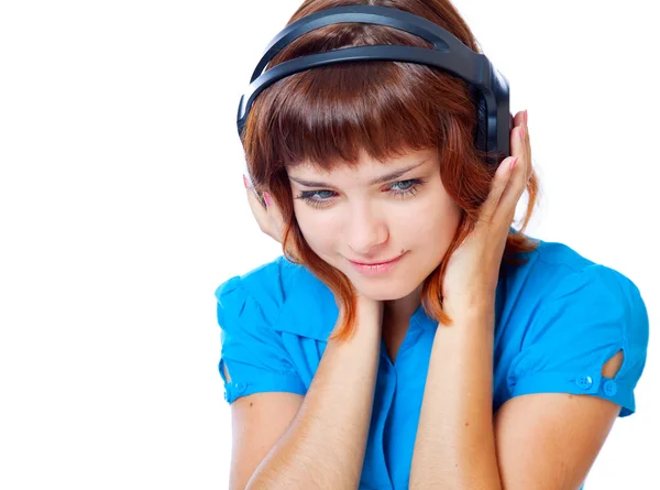 Kızıl saçlı genç kız kulaklık dizüstü bilgisayar ile müzik dinle — Stok fotoğraf