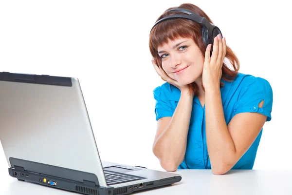 Κοκκινομάλλης έφηβος-κορίτσι ακούτε μουσική στα ακουστικά με laptop — Φωτογραφία Αρχείου