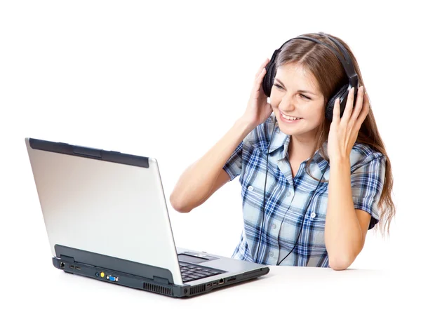 Ruiva adolescente-menina ouvir música em fones de ouvido com laptop — Fotografia de Stock