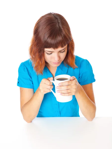 Een lachende meisje is het drinken van een kopje koffie — Stockfoto