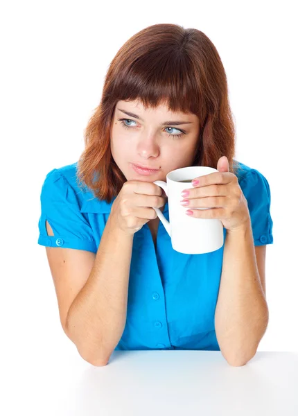 Ein lächelndes Mädchen trinkt einen Kaffee — Stockfoto
