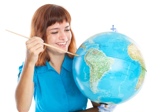 Rödhårig tjej är målning globe — Stockfoto