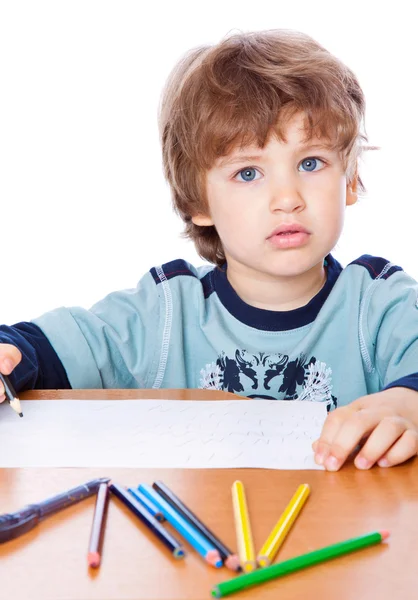 Um menino pequeno está desenhando — Fotografia de Stock