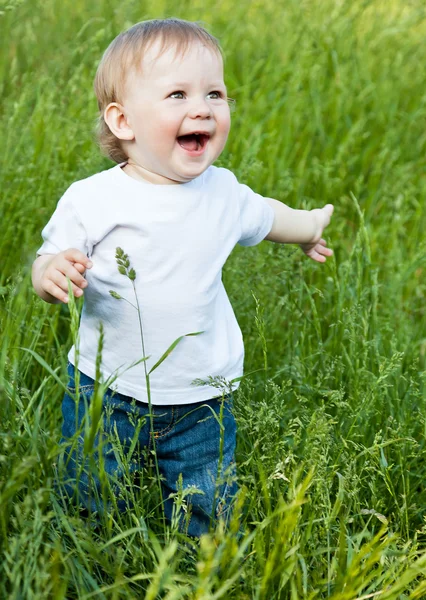 Ένα μικρό χαμογελαστό αγόρι στο πεδίο — Φωτογραφία Αρχείου