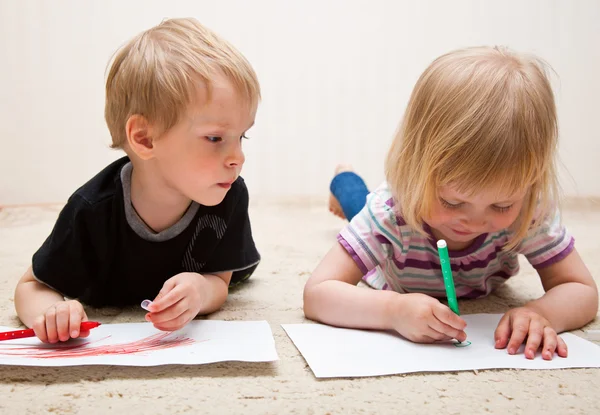 Мальчик и девочка рисуют — стоковое фото